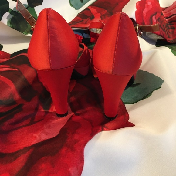 RED 👠satin RUFFLE SANDAL - Picture 6 of 7